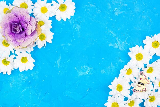 Foto vista de ángulo alto del azul flotando en la piscina