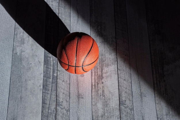 Vista de ángulo alto de baloncesto en el suelo de madera dura