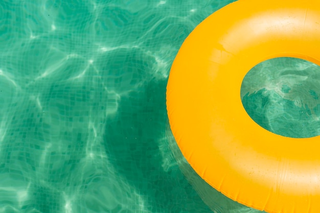 Vista de ángulo alto de una balsa inflable amarilla en una piscina