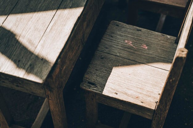 Vista de ángulo alto de un banco de madera en la mesa