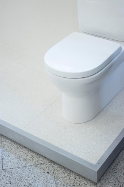 Vista de ángulo alto del baño blanco
