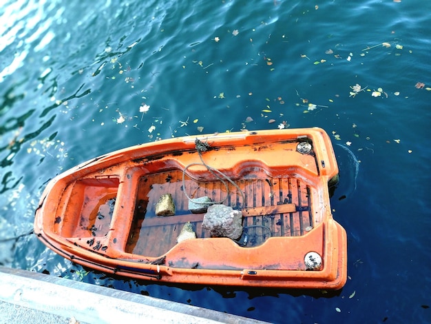 Foto vista de ángulo alto de un barco abandonado amarrado en el mar