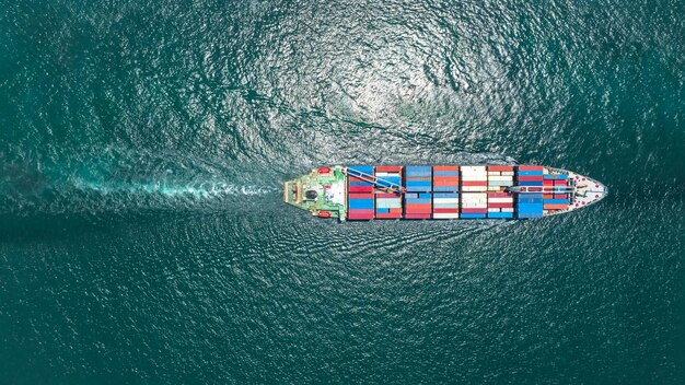 Foto vista de ángulo alto del barco en el agua