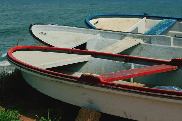 Foto vista de ángulo alto de un barco amarrado en el lago