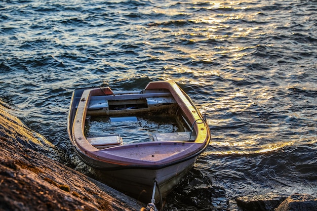 Foto vista de ángulo alto de un barco amarrado en el mar