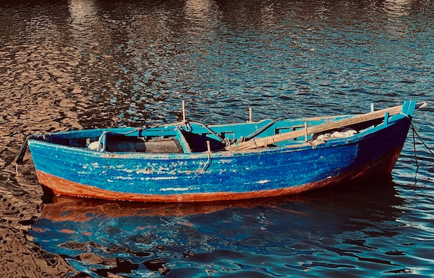 Foto vista de ángulo alto de un barco amarrado en el mar