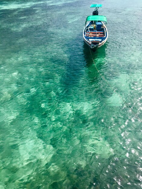 Foto vista de ángulo alto de un barco amarrado en el mar