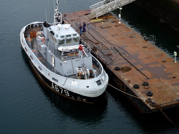 Foto vista de ángulo alto de un barco amarrado en el puerto