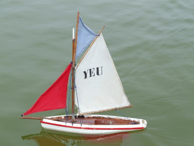 Foto vista de ángulo alto de un barco amarrado en el río