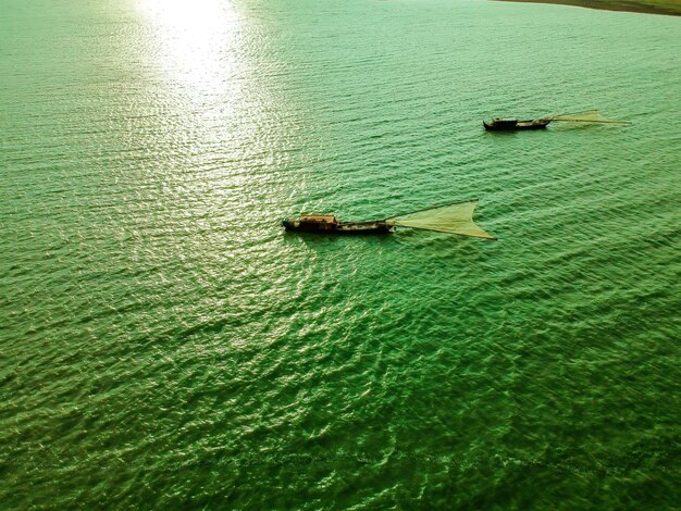 Foto vista de ángulo alto de un barco flotando en el mar