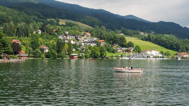 Vista de ángulo alto de un barco en el lago contra la cordillera