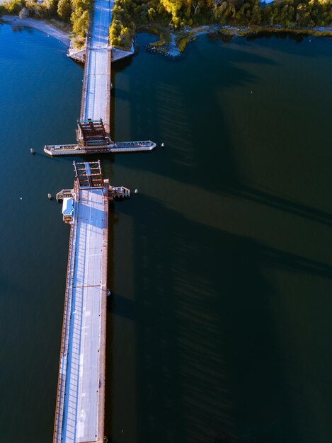 Foto vista de ángulo alto del barco en el lago