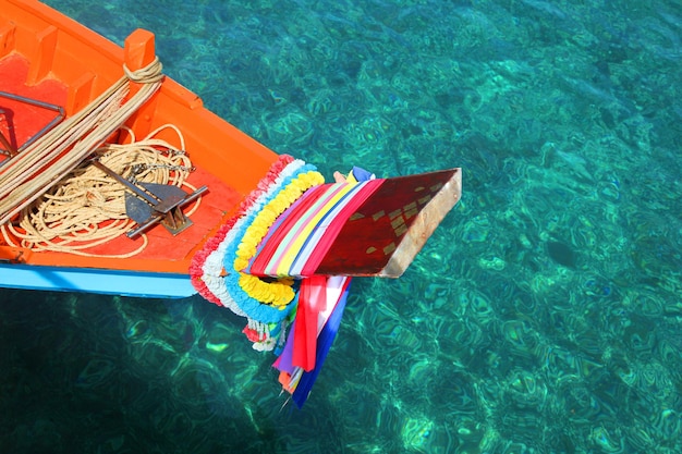 Foto vista de ángulo alto de un barco en el mar