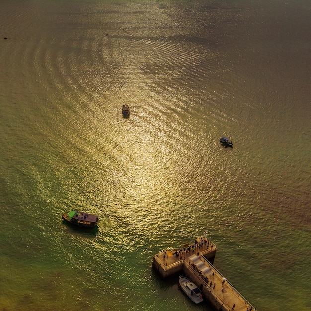 Foto vista de ángulo alto de un barco en el mar