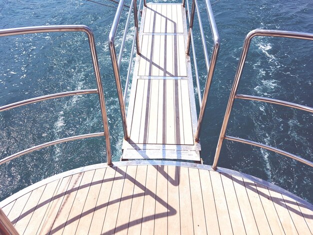 Vista de ángulo alto de un barco navegando en el mar