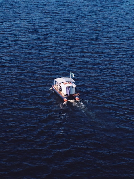 Foto vista de ángulo alto de un barco navegando en el río