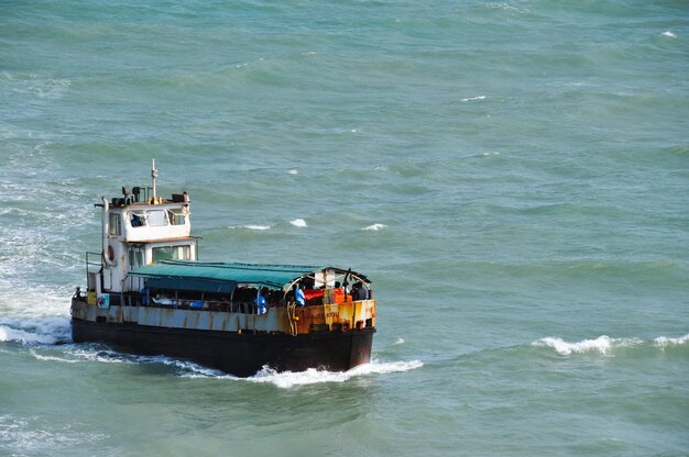 Foto vista de ángulo alto de un barco que navega en el mar