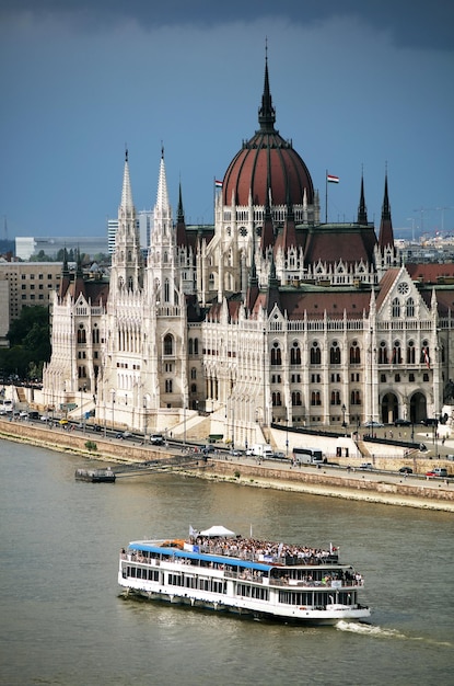 Foto vista de ángulo alto de un barco en el río contra la iglesia