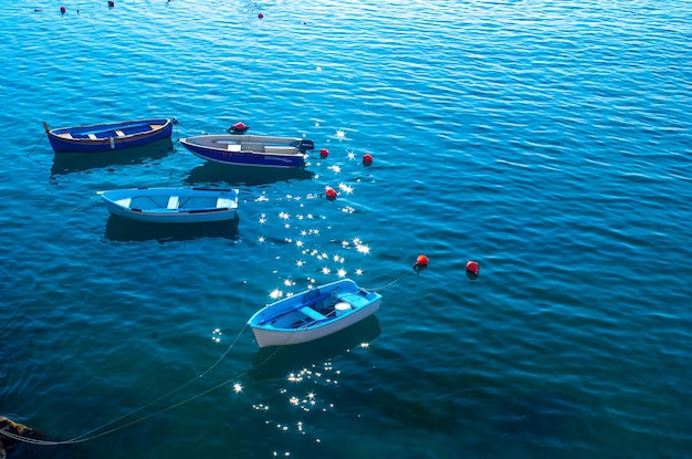 Foto vista de ángulo alto de barcos amarrados en el mar