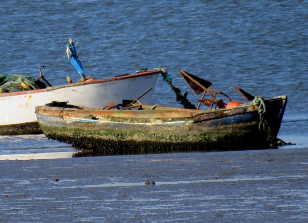 Foto vista de ángulo alto de barcos amarrados en el mar