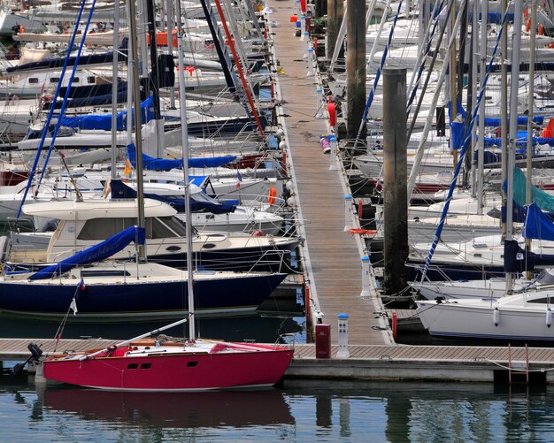 Foto vista de ángulo alto de los barcos amarrados en el puerto