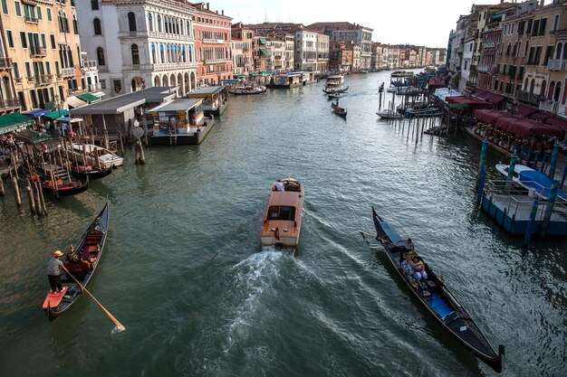 Foto vista de ángulo alto de los barcos en el canal contra los edificios