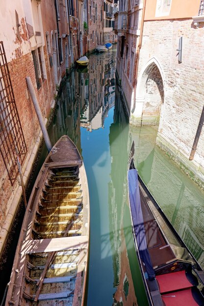 Vista de ángulo alto de los barcos en el canal de Venecia