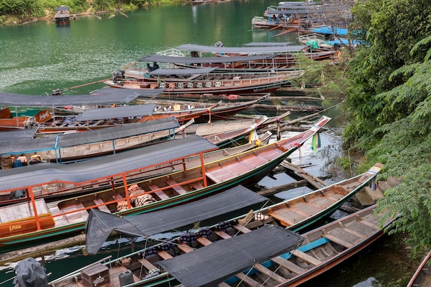 Vista de ángulo alto de los barcos de cola larga en el agua