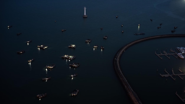 Vista de ángulo alto de los barcos en el mar al anochecer