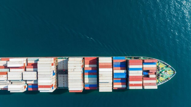 Vista de ángulo alto de los barcos en el mar