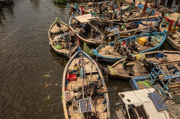 Vista de ángulo alto de los barcos de pesca amarrados en el puerto