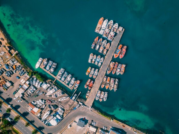 Foto vista de ángulo alto de los barcos en el puerto