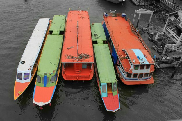 Foto vista de ángulo alto de los barcos en el río