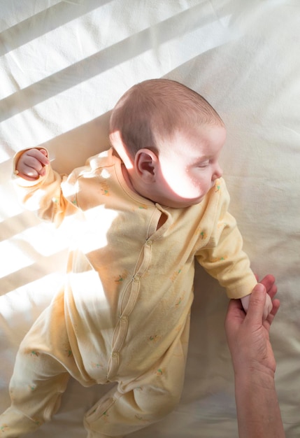 Foto vista de ángulo alto de un bebé lindo en la cama en casa