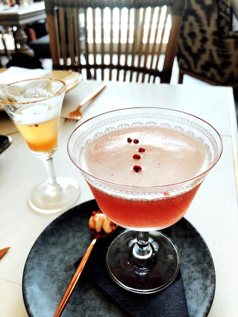 Foto vista de ángulo alto de las bebidas en la mesa en un restaurante