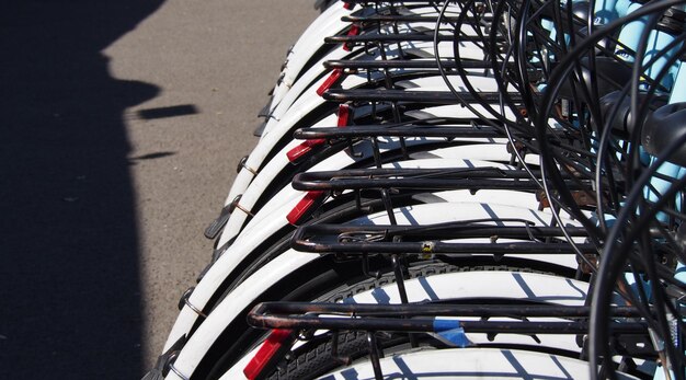 Foto vista de ángulo alto de bicicletas estacionadas en la calle