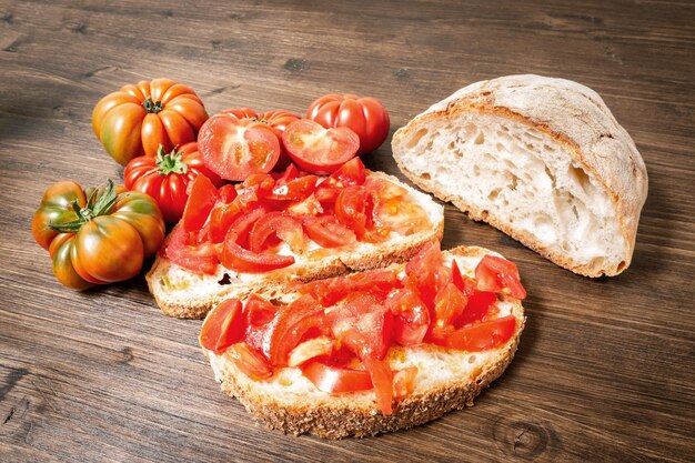 Foto vista de ángulo alto de un bocadillo en una mesa de madera