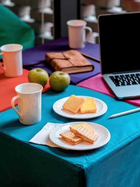 Foto vista de ángulo alto de los bocadillos servidos en la mesa