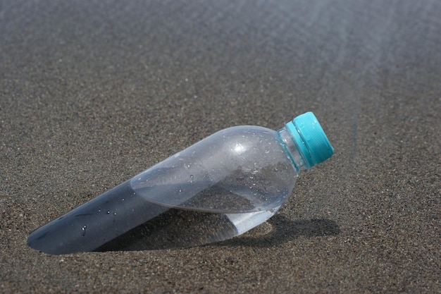 Foto vista de ángulo alto de la botella en la playa