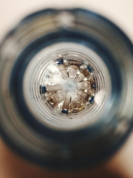 Foto vista de ángulo alto de una botella de vidrio vacía