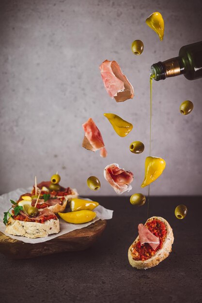 Vista de ángulo alto de la bruschetta italiana en la mesa