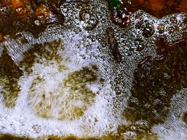 Foto vista de ángulo alto de burbujas en el mar