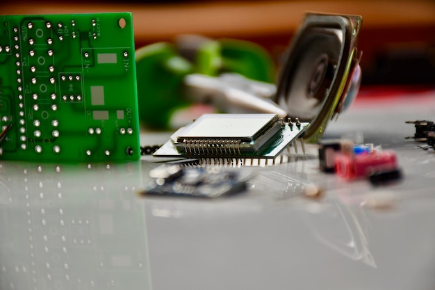 Foto vista de ángulo alto de los cables de computadora en la mesa