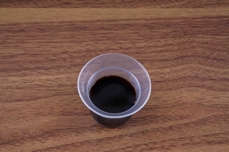 Foto vista de ángulo alto del café en la mesa