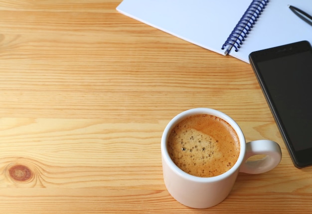 Foto vista de ángulo alto del café en la mesa