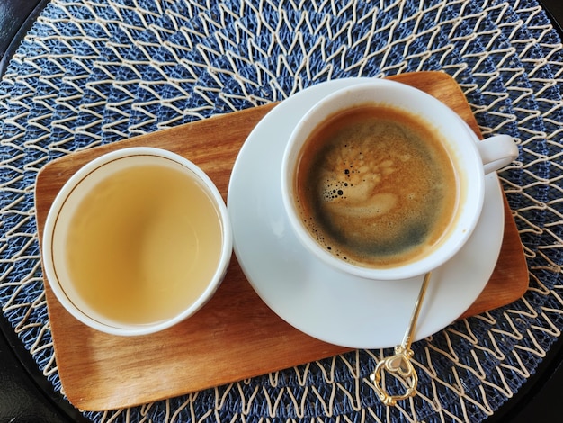 Vista de ángulo alto del café en la mesa