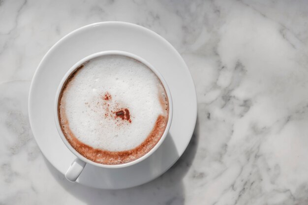 Foto vista de ángulo alto del café en la mesa