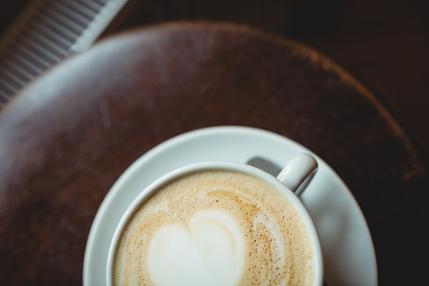 Vista de ángulo alto de café recién hecho servido en la mesa en la cafetería