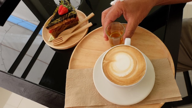 Foto vista de ángulo alto del café servido en la mesa