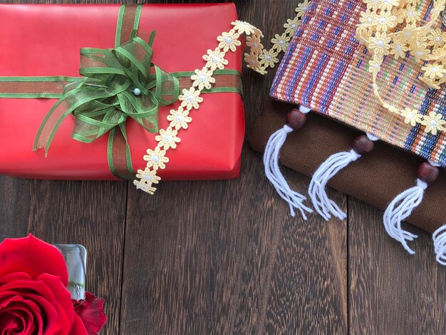 Foto vista de ángulo alto de la caja de regalos en la mesa